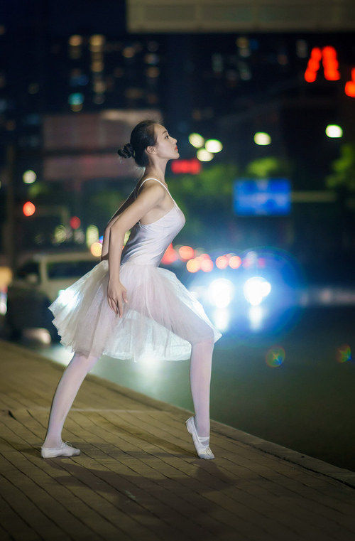 随机《泰晤士报》：荷兰女足在预选赛中与德国队激战，荷兰女足球